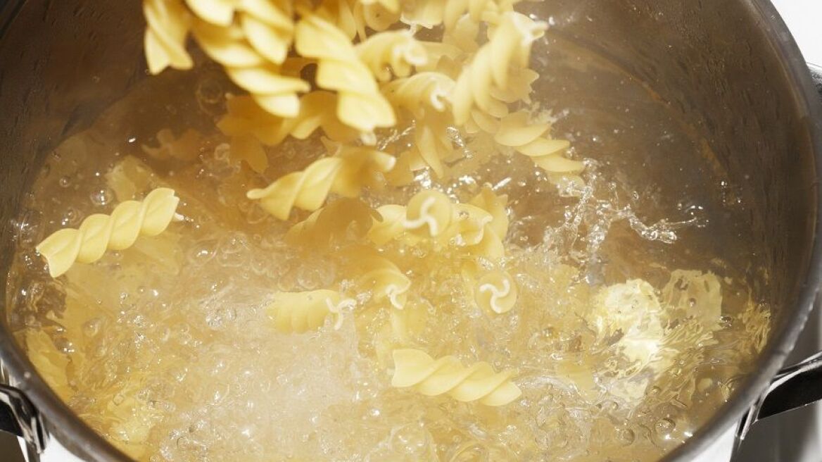 Ξέρεις το κόλπο για να μην ξεχειλίζει το νερό στην κατσαρόλα;