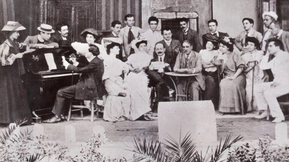 Αβάντι! Νίτσα, Λίτσα, Ζανέτ, Κοκό: Μια επιθεώρηση ετοιμάζεται