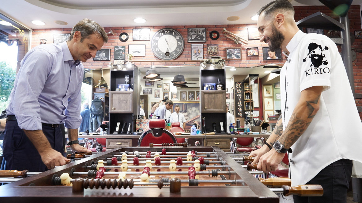 Ο κουρέας του Μοσχάτου για τον Μητσοτάκη: Έχασε στο ποδοσφαιράκι, κέρδισε τις εντυπώσεις