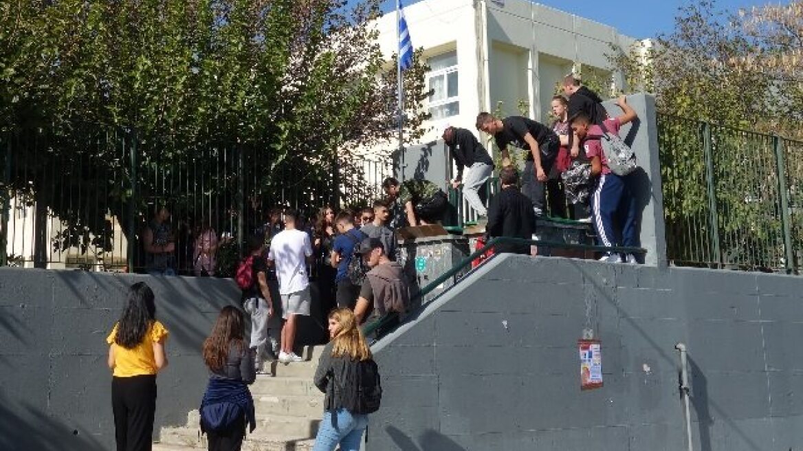 Οι μαθητές του Λυκείου Γέρακα απαντούν για το «Μακεδονία Ξακουστή» στην παρέλαση: Θέλαμε να τιμήσουμε τους προγόνους μας