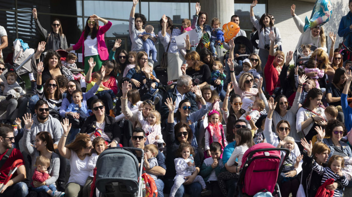 Δεκάδες γυναίκες θήλασαν δημοσίως στις μεγάλες πόλεις της Ελλάδας