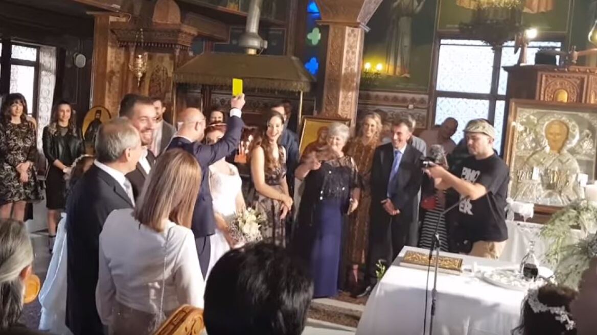 Γάμος... αλά ποδοσφαιρικά: Ο γαμπρός έβγαλε «κίτρινη» κάρτα στη νύφη όταν τού πάτησε το πόδι!  (βίντεο)