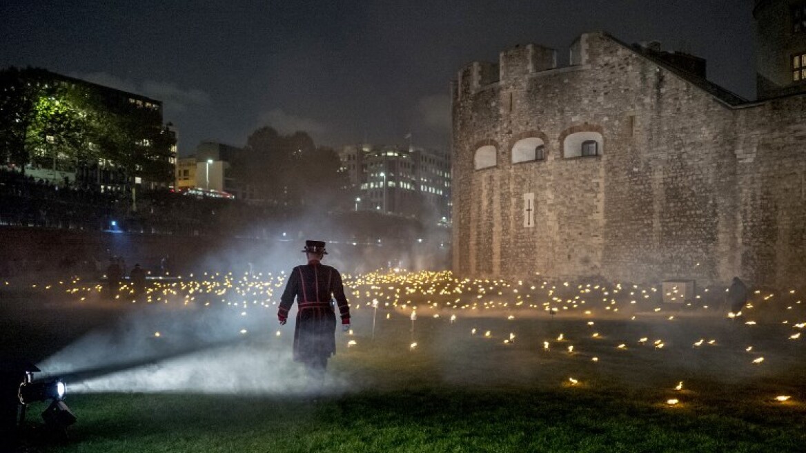 Μαγευτικές φωτογραφίες: 10.000 φωτιές «αγκάλιασαν» τον Πύργο του Λονδίνου προς τιμήν των θυμάτων του Α' Παγκοσμίου