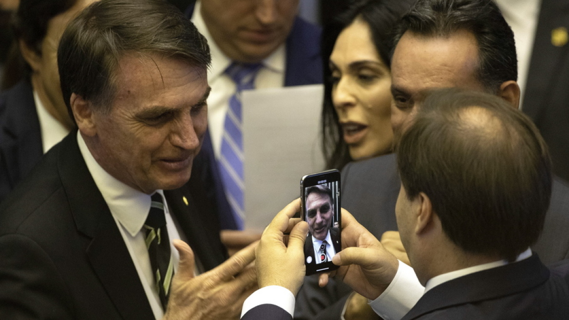 Βραζιλία: Ο Μπολσονάρου δηλώνει «δούλος του Συντάγματος»