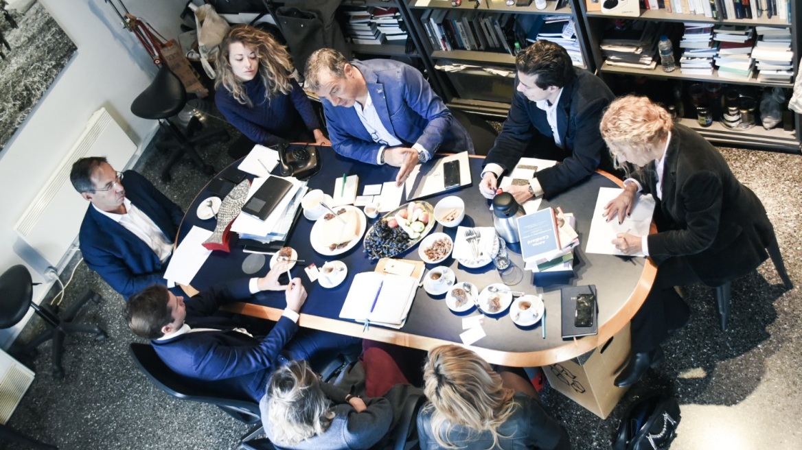 Συνάντηση Θεοδωράκη με στελέχη του κόμματος του Εμμανουέλ Μακρόν