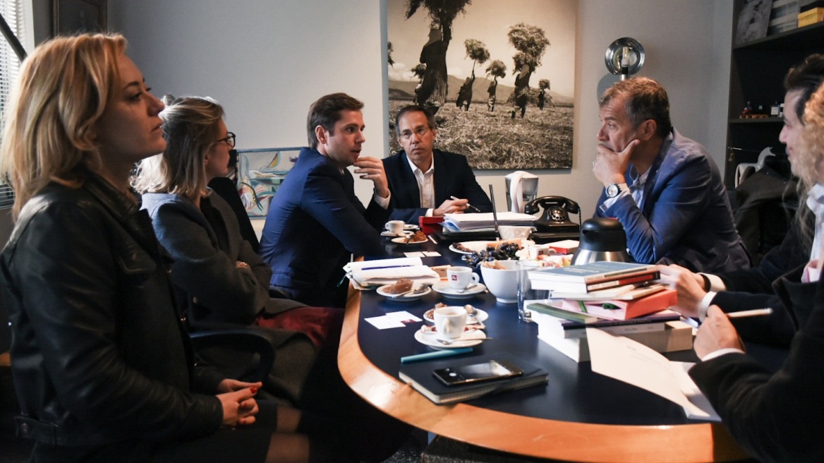 Συνάντηση Θεοδωράκη με στελέχη του κόμματος του Εμμανουέλ Μακρόν