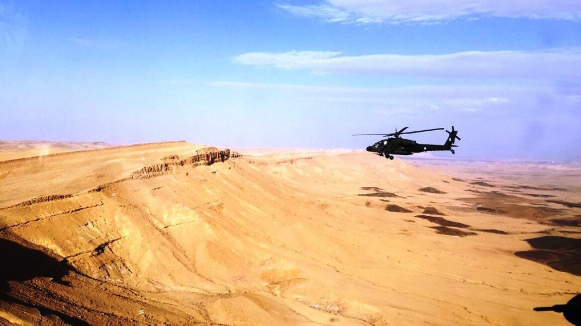 Εντυπωσιακές εικόνες:  Ελληνικά Aπάτσι πετούν σε χαμηλό ύψος σε άσκηση με το Ισραήλ 