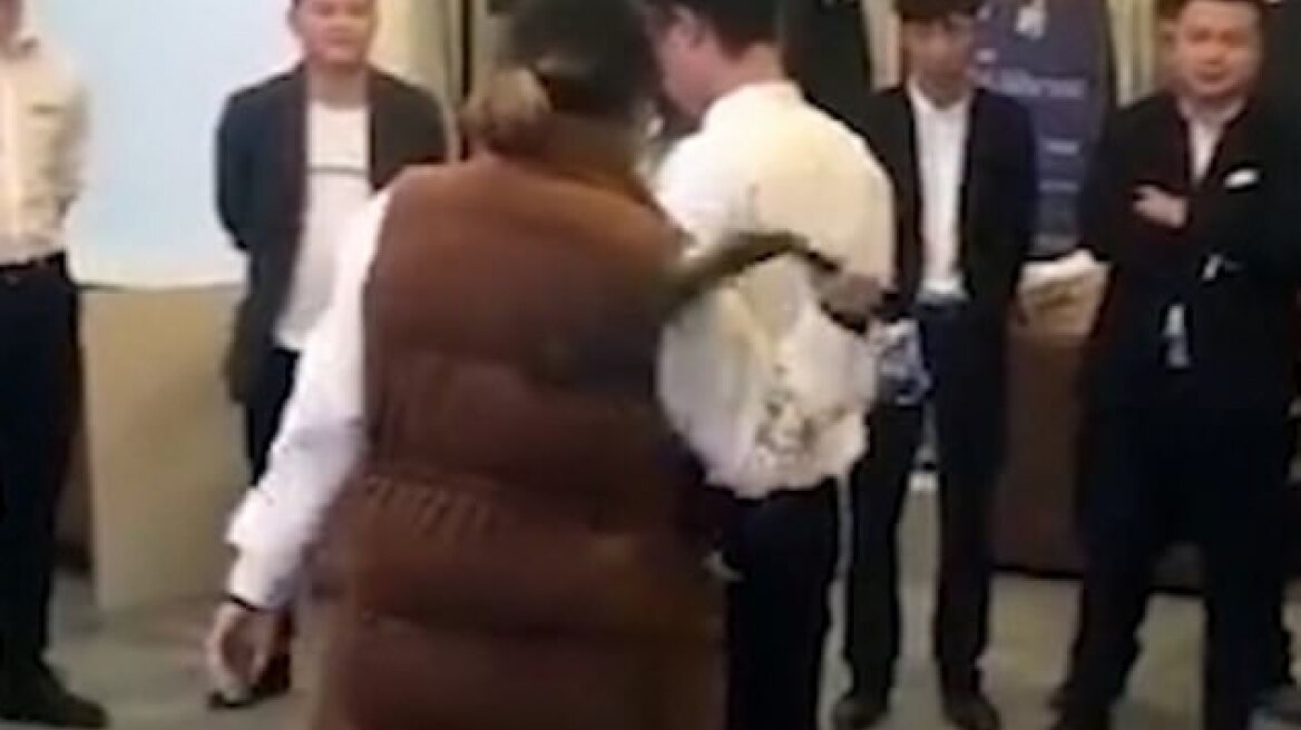 Αφεντικά από την κόλαση στην Κίνα: Μαστίγωσαν και έβαλαν τους εργαζόμενους να φάνε έντομα γιατί απέτυχαν στους στόχους