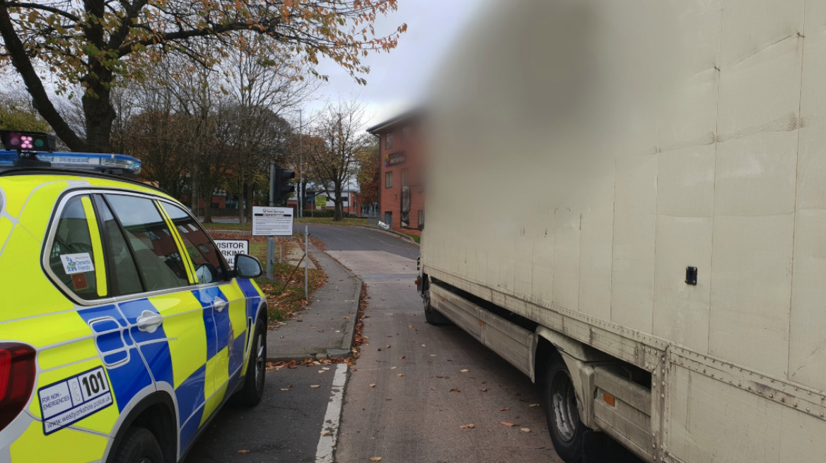 Απίστευτη πατέντα από οδηγό νταλίκας όταν του έσπασε το φλας