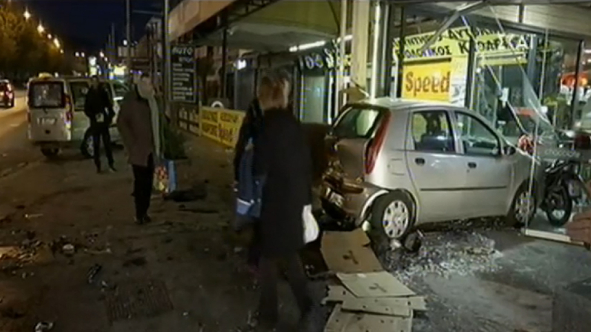 Τροχαίο με τρεις τραυματίες στο Χαϊδάρι – Αυτοκίνητο και μηχανάκι «καρφώθηκαν» σε τζαμαρία καφετέριας!