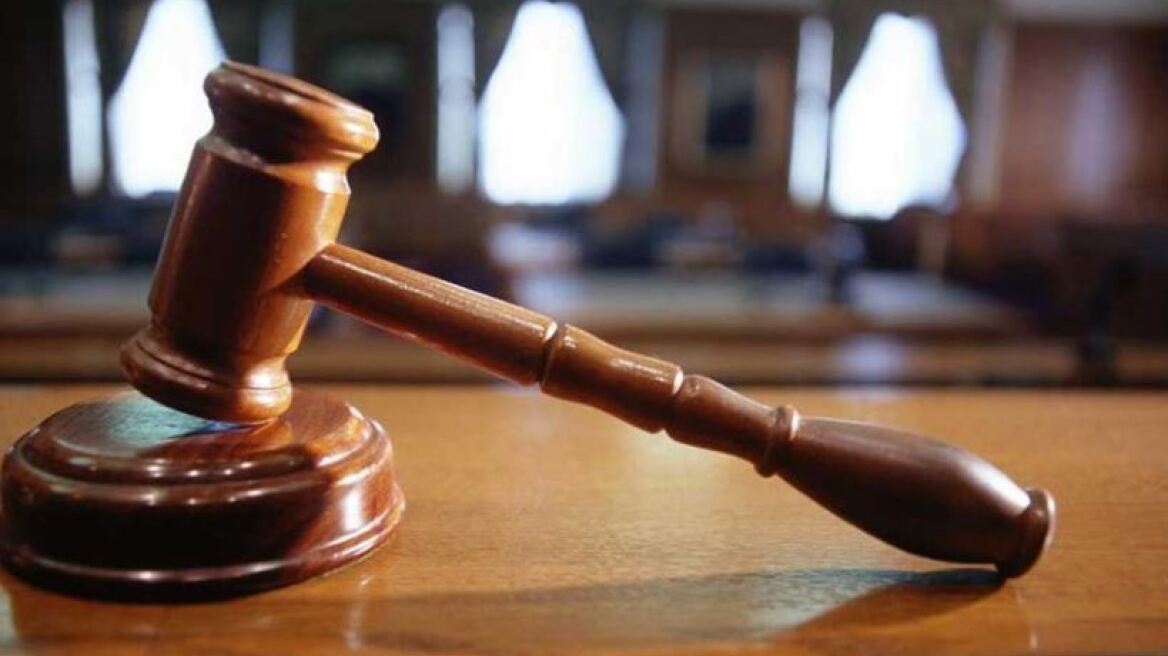 Απολύθηκε επειδή επί 9 χρόνια έπαιρνε τη σύνταξη της πεθαμένης μητέρας του