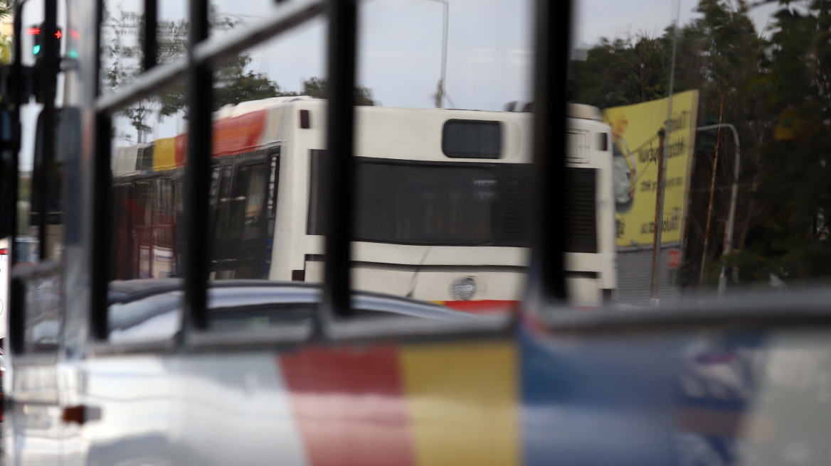 Λεωφορείο του ΟΑΣΘ έπεσε πάνω σε αυτοκίνητα - Έχασε τις αισθήσεις του ο οδηγός