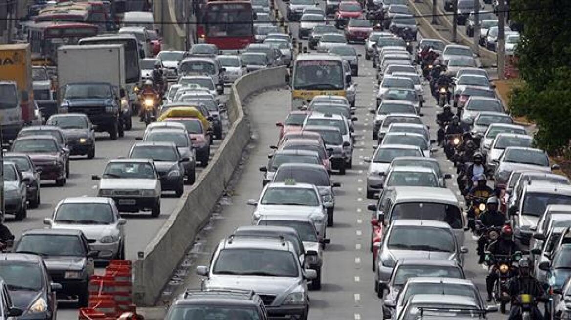 Ουρές χιλιομέτρων στην Αττική Οδό -Έκλεισε η έξοδος 8 για Λαμία 