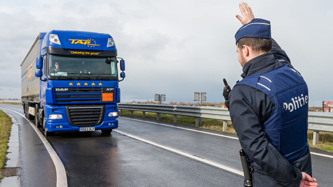 Βρετανία: 21 Βιετναμέζοι μετανάστες βρέθηκαν μέσα σε φορτηγό