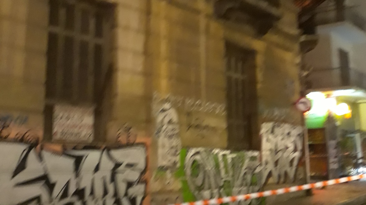 Φωτογραφίες: Κατέρρευσε μαρκίζα διατηρητέου κτιρίου στην Πλάκα 