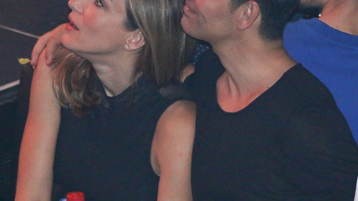 Λιώνουμε: Ο Σάκης Ρουβάς δε σταματά να φιλά την Κάτια Ζυγούλη 