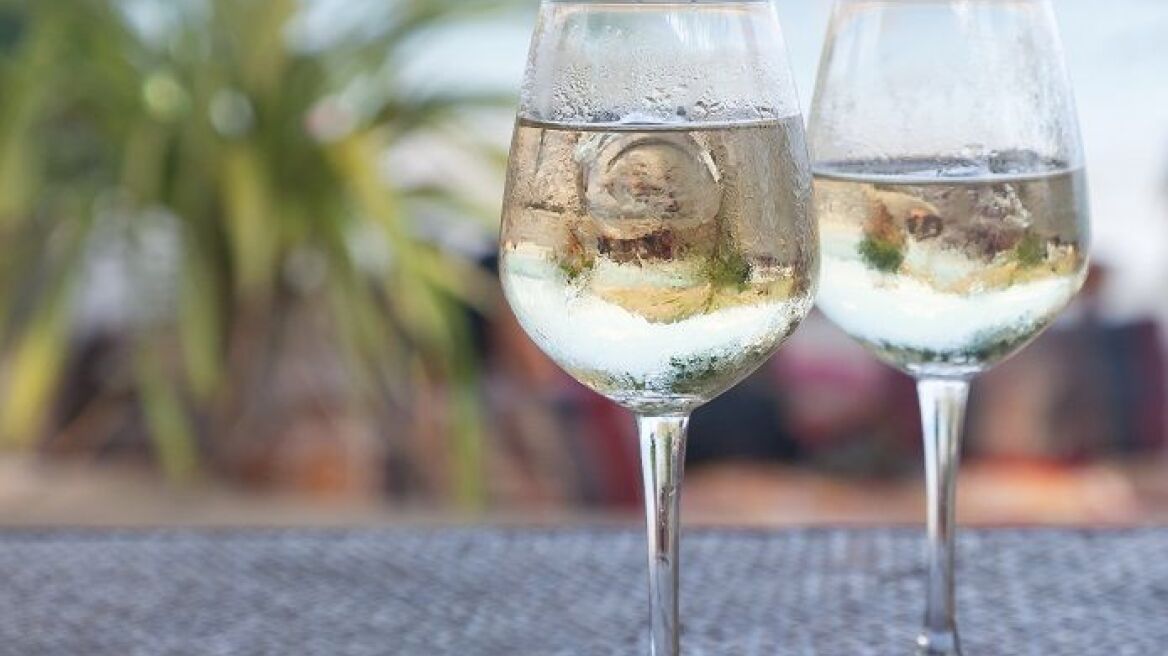 Τελικά επιτρέπεται να βάζουμε παγάκια στο κρασί;