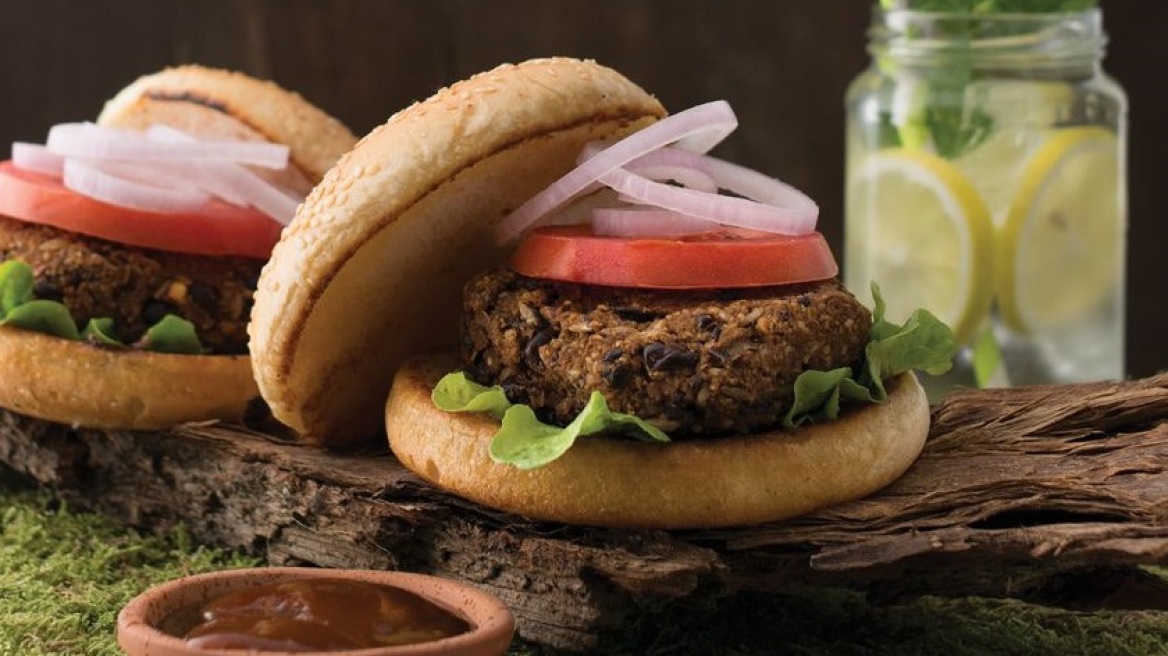 Vegan burger με μπιφτέκι από άγριο ρύζι, καρύδια και μαύρα φασόλια