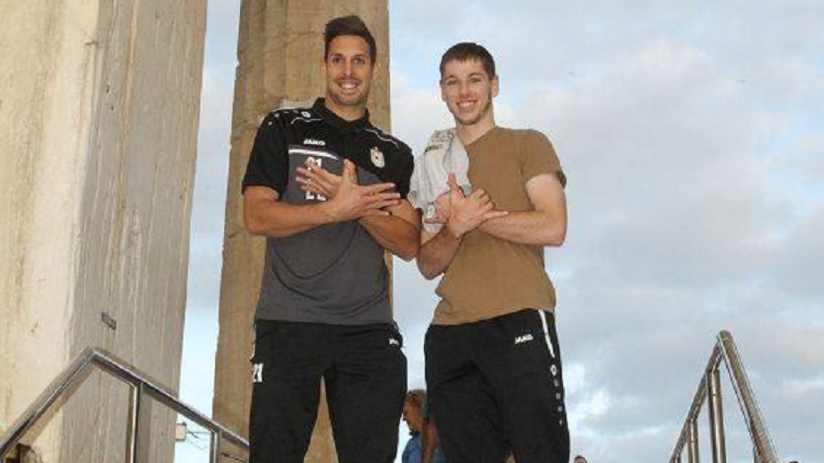 Παίκτες της Ντουντελάνζ σχηματίζουν τον αλβανικό αετό στην Ακρόπολη - Κατέβηκε η φωτό από το Facebook