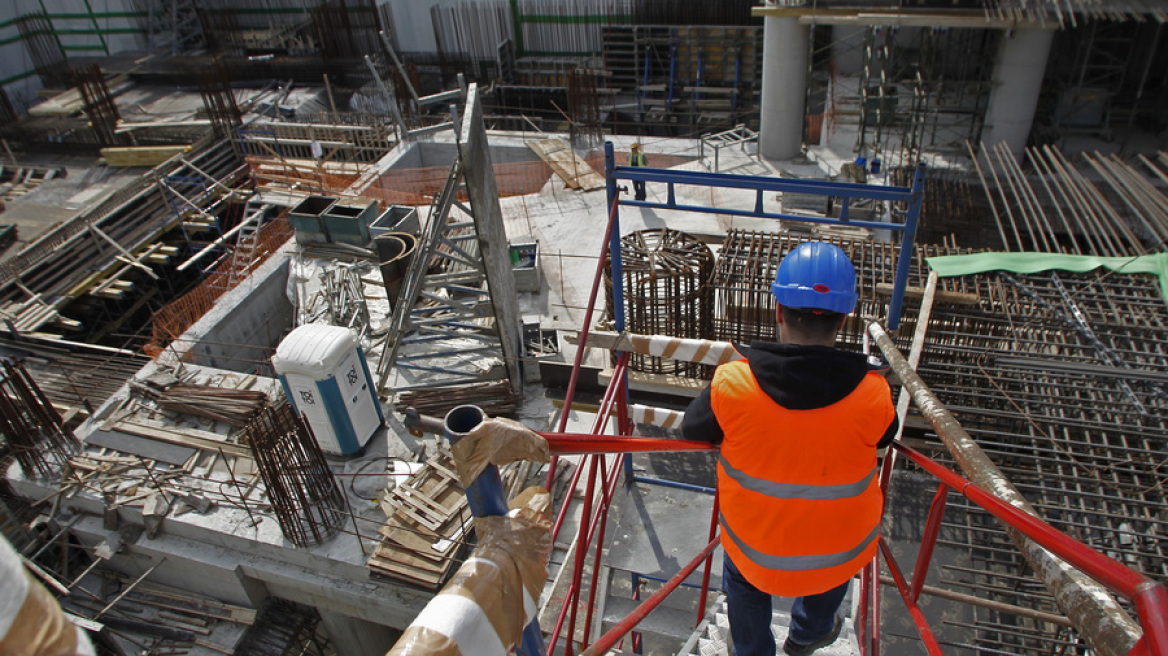 ΣΕΒ: «Πρακτικά ένας Έλληνας παράγει το εισόδημα που καταναλώνουν τρεις!»