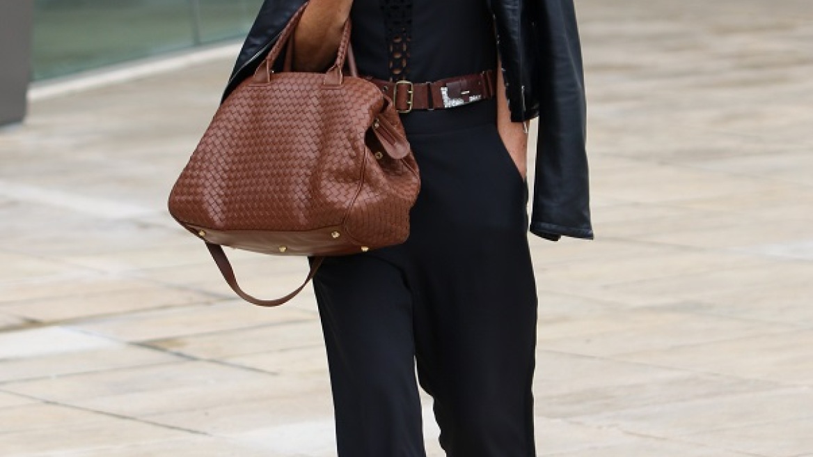 Η Έλλη Στάη αποδεικνύει ότι το καφέ με το μαύρο είναι ένας tres chic συνδυασμός 