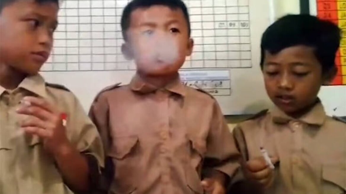 Ινδονησία: Διευθυντής έπιασε νήπια να καπνίζουν και τα τιμώρησε με... περισσότερο κάπνισμα!
