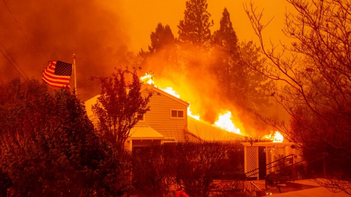 Φόβοι για νεκρούς εξαιτίας πυρκαγιάς που «αφάνισε» πόλη στην Καλιφόρνια - Δείτε συγκλονιστικές εικόνες