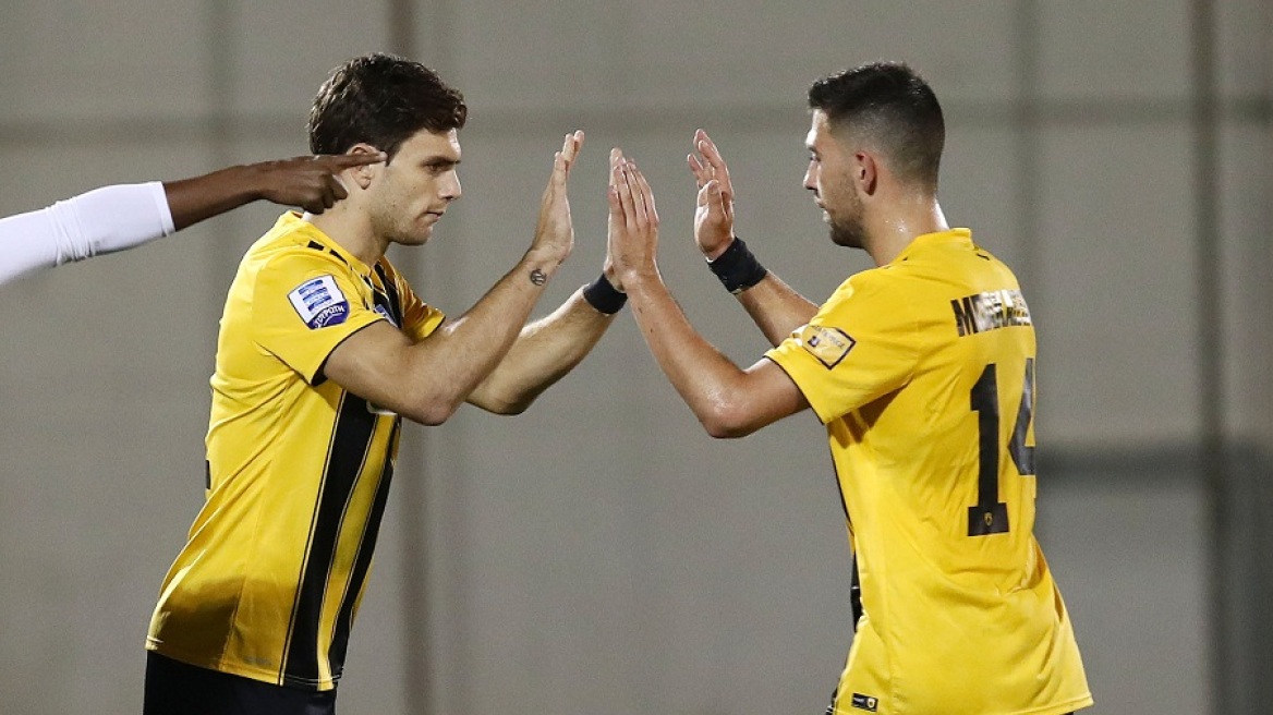 Με Μπακασέτα βασικό και Μάνταλο στον πάγκο