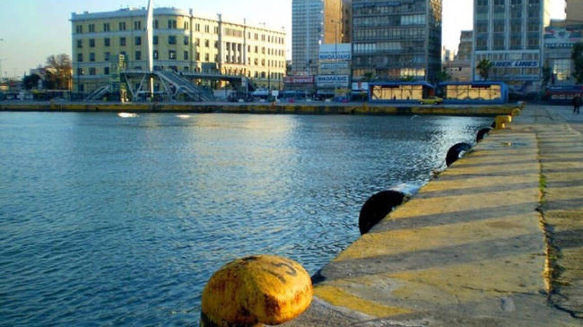 Γκαζάκια με βενζίνη βρέθηκαν στο λιμάνι του Πειραιά
