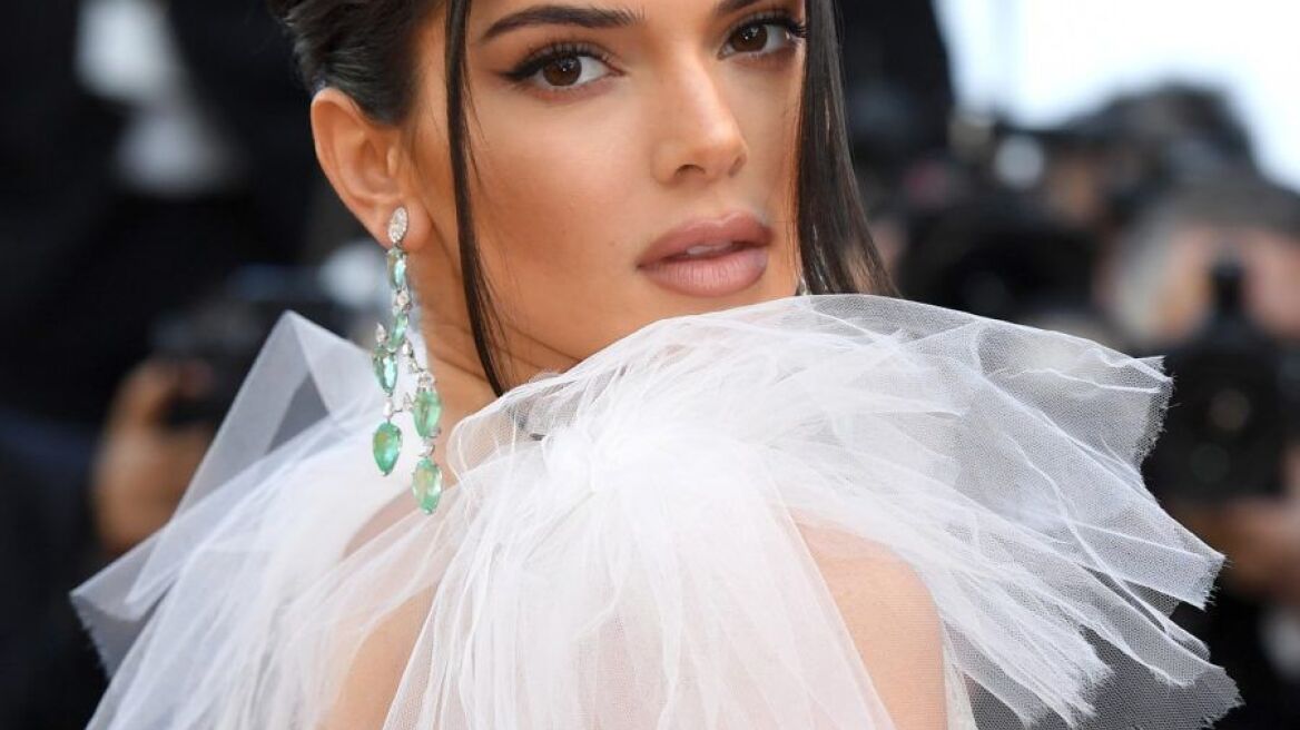 H Kendall Jenner ποζάρει με μπλε φρύδια και αποκαλύπτει: «Έχω κλάψει επειδή με κορόιδευαν»  