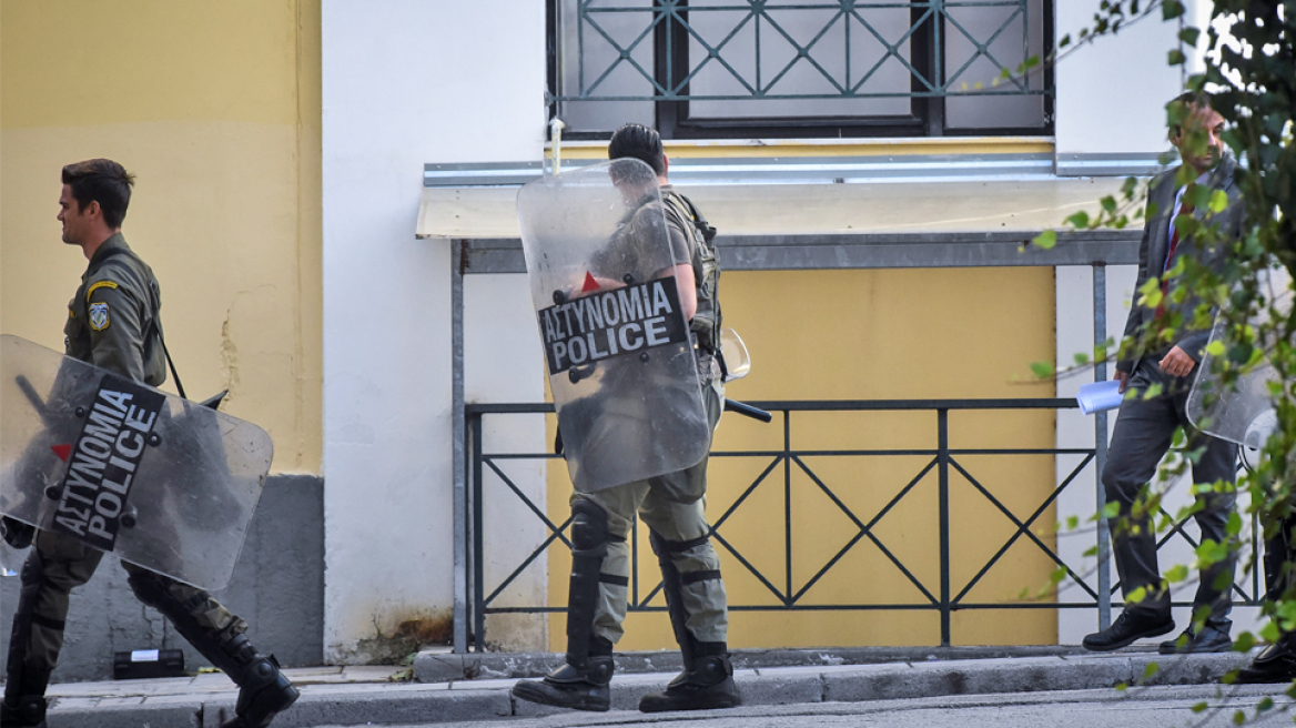 «Στα κάγκελα» οι αστυνομικοί για τον εξευτελισμό από τις συλλογικότητες