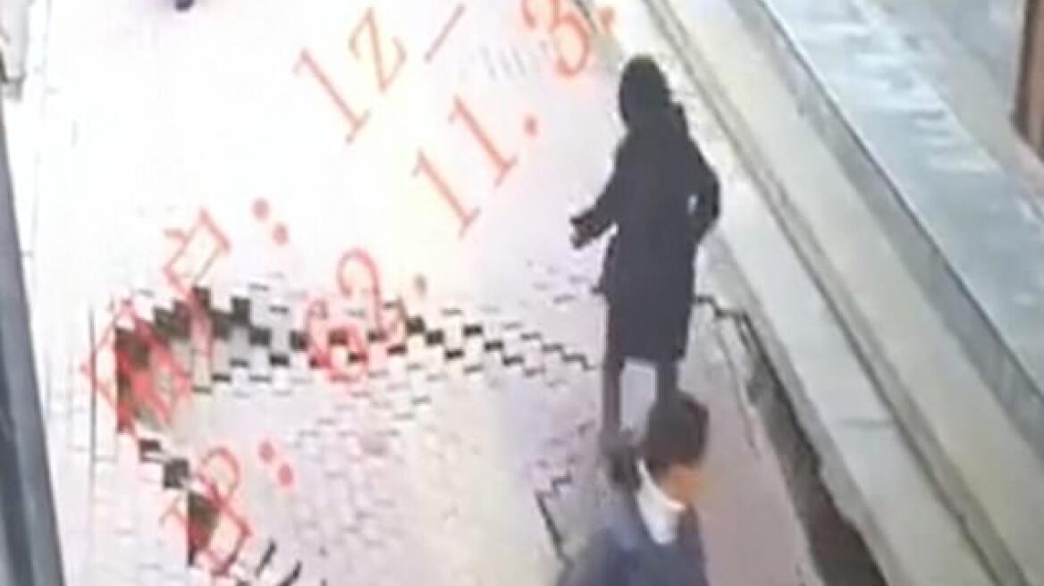 Πεζοδρόμιο «κατάπιε» γυναίκα που περπατούσε αμέριμνα στην Κίνα