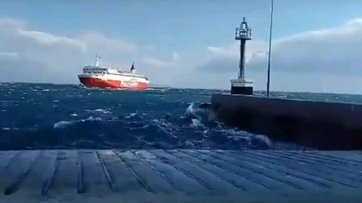 Βίντεο: Καπετάνιος «παλεύει» να δέσει το «Fast Ferries Andros» στο λιμάνι της Ραφήνας