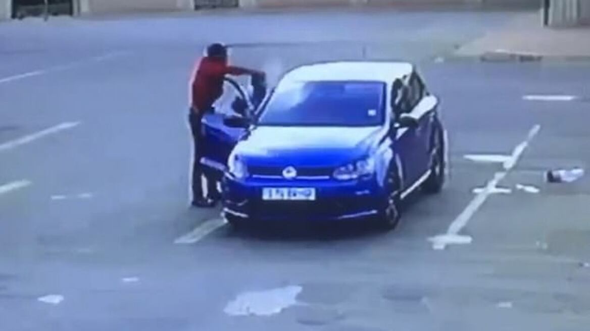 Ληστές εκτελούν εν ψυχρώ με πέντε σφαίρες επιβάτη αυτοκινήτου - Το βίντεο σοκάρει