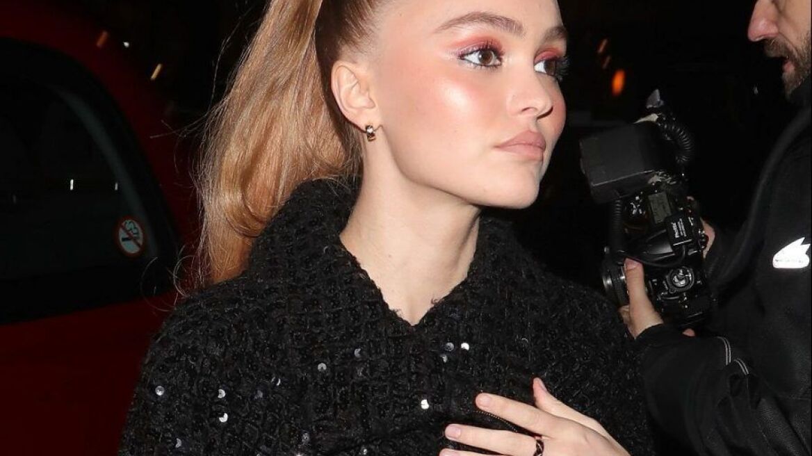 Η Λίλι Ρόουζ Ντεπ δοκιμάζει το νέο σορτς της Chanel