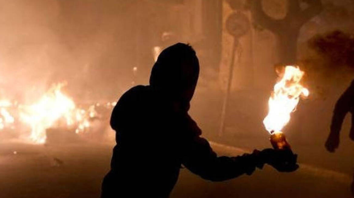 Πέταξαν μολότοφ στο Αστυνομικό Τμήμα Θήβας