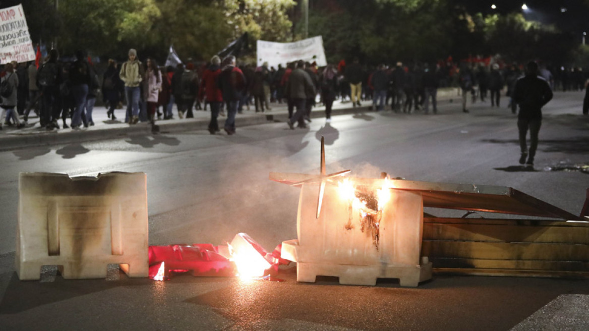 Ένταση και στη Θεσσαλονίκη: Μολότοφ και οδοφράγματα στην Πολυτεχνική Σχολή 
