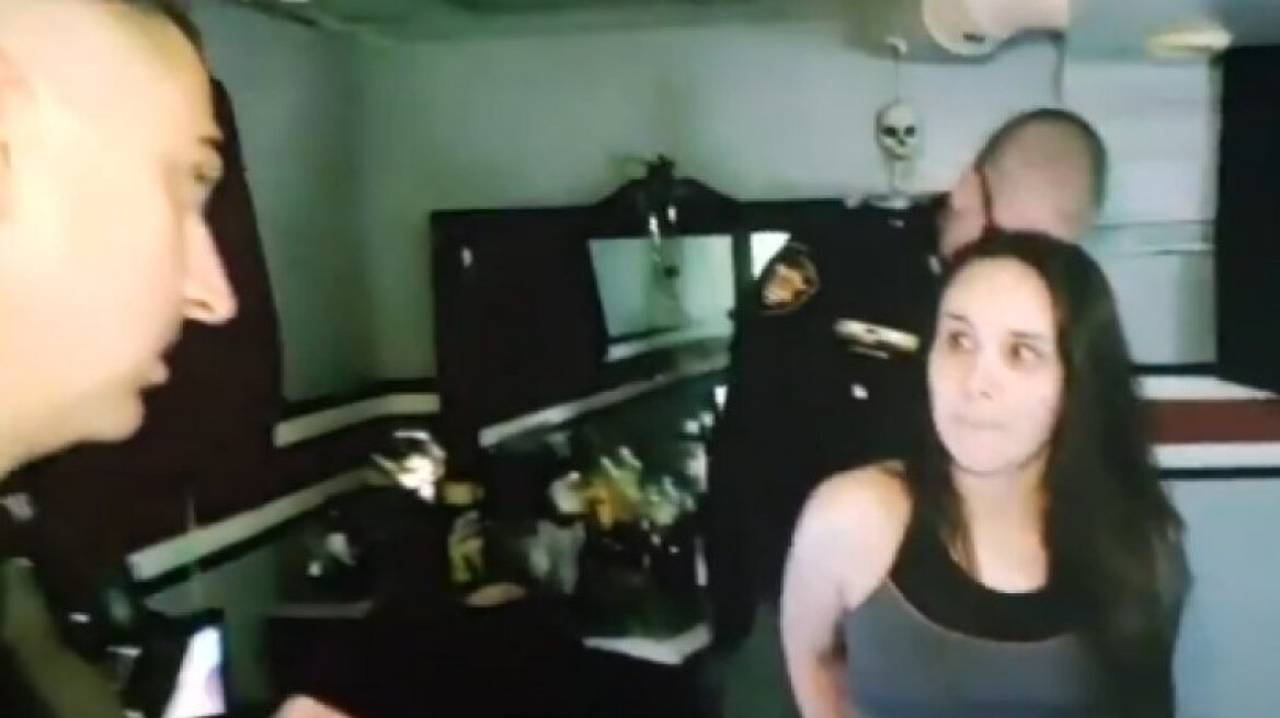 Tη συνέλαβαν σε live μετάδοση κι από πίσω οι οθόνες έπαιζαν πορνό