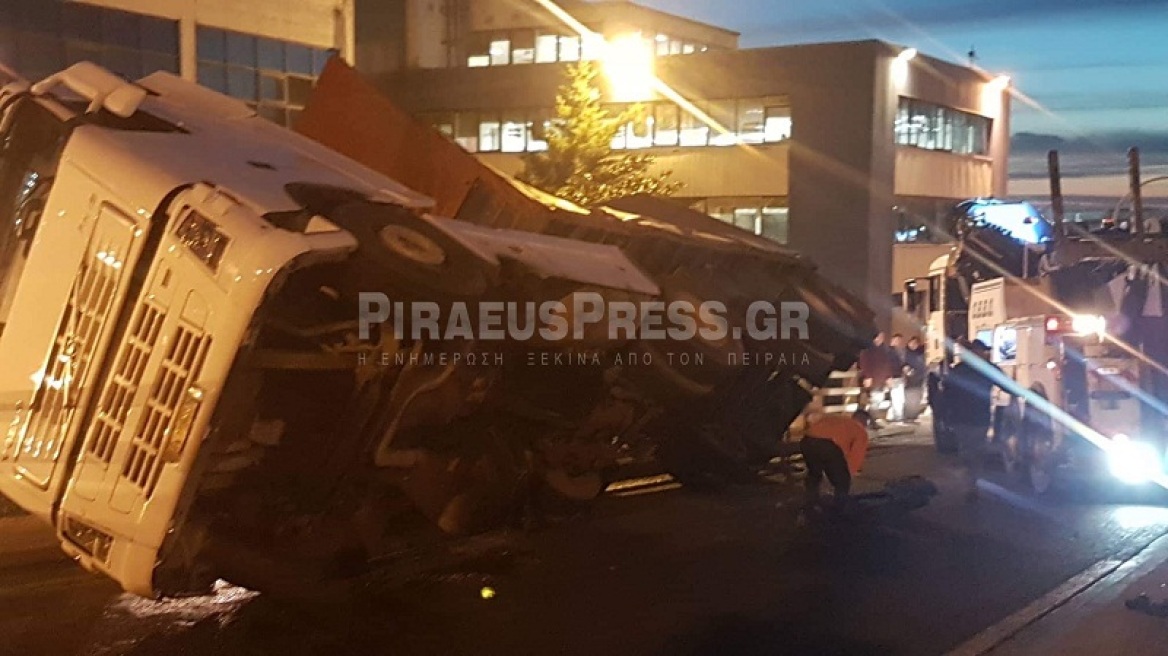 Βίντεο: Νταλίκα ντελαπάρισε στου Ρέντη - Μεγάλο μποτιλιάρισμα