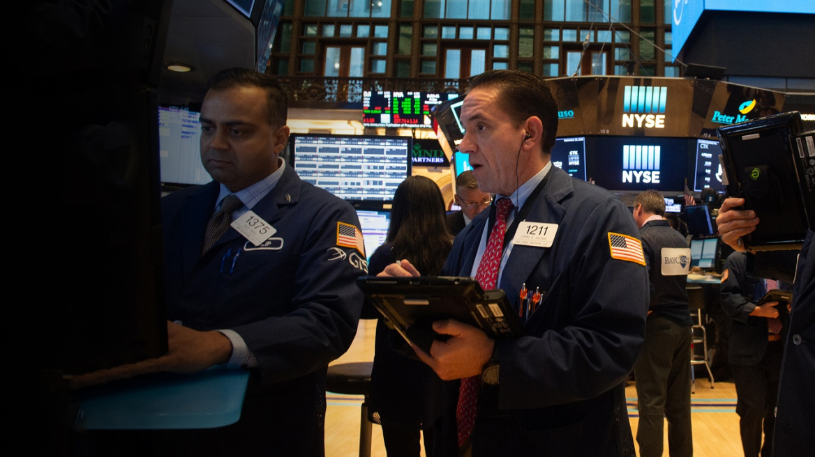 Wall Street: Ο Dow λύγισε στο φινάλε, ο Nasdaq «φρέναρε» από τις ρευστοποιήσεις στους ημιαγωγούς