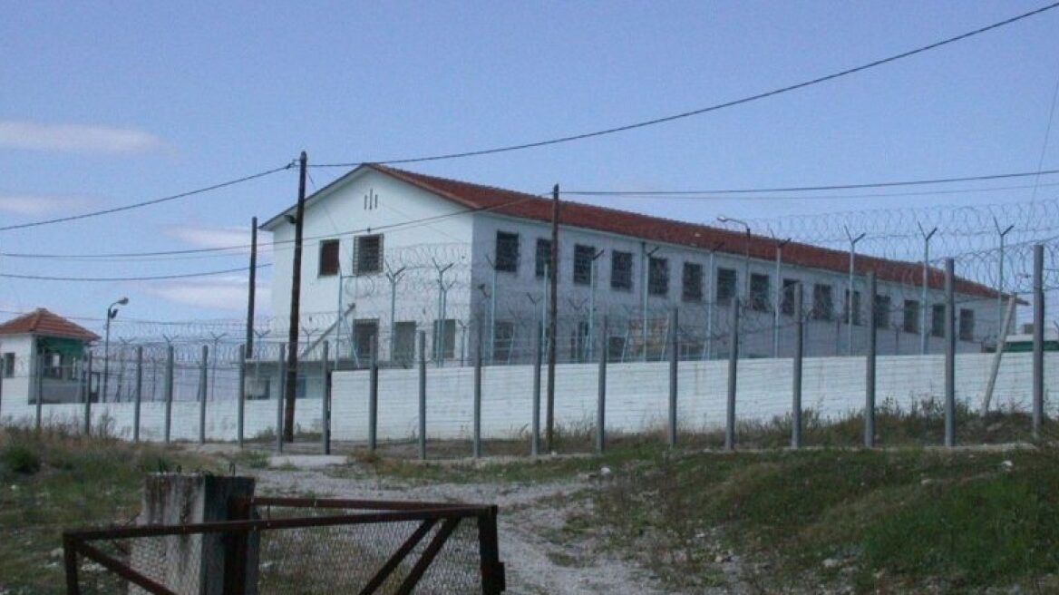 Επεισόδια στις φυλακές Κασσαβέτειας: Κρατούμενοι επιτέθηκαν σε φρουρούς, έσπασαν τζάμια και άναψαν φωτιές Επεισόδια στις φυλακές Κασσαβέτειας: Κρατούμενοι επιτέθηκαν σε φρουρούς, έσπασαν τζάμια και άναψαν φωτιές