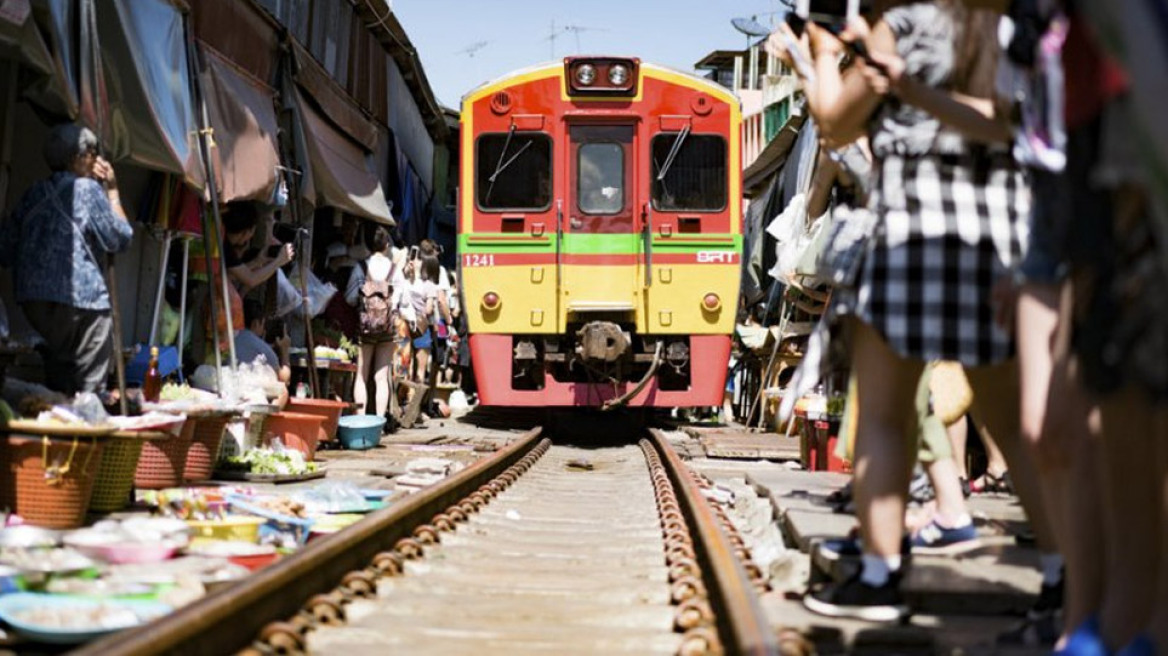 Δείτε από πού περνάει αυτό το τρένο στην Ταϊλάνδη!