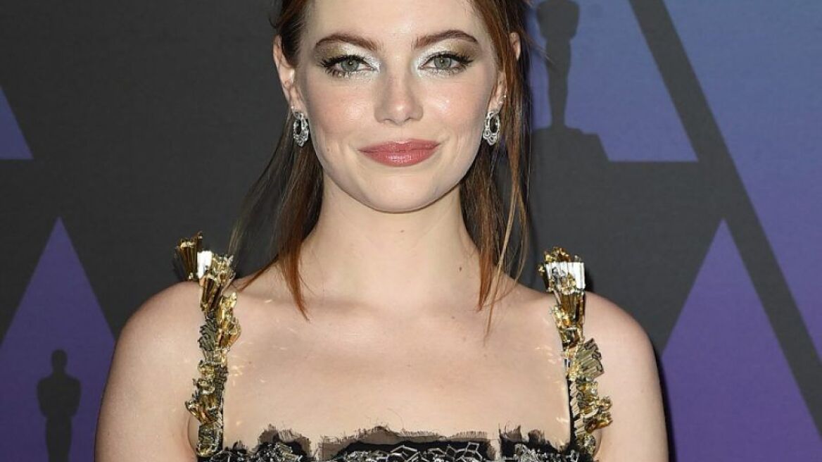 Η Emma Stone έκανε το πιο σύχρονο top knot και τρέχουμε να το αντιγράψουμε