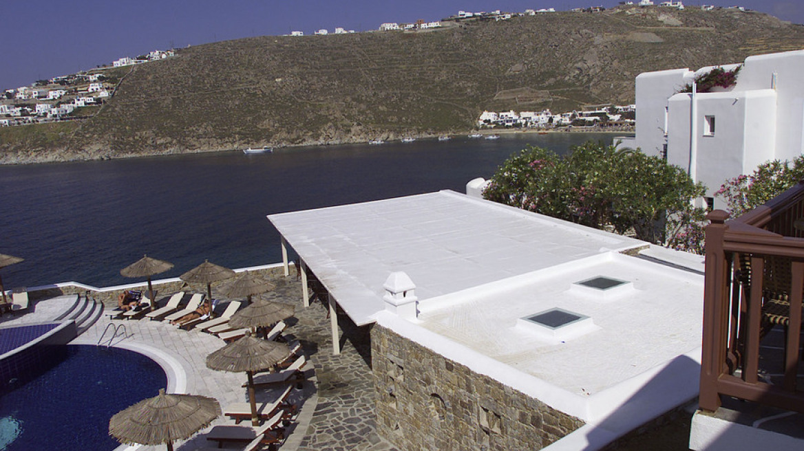 Εργαζόμενος στη Μύκονο βρήκε Rolex στον Πλατύ Γιαλό και παρέδωσε το πανάκριβο ρολόι