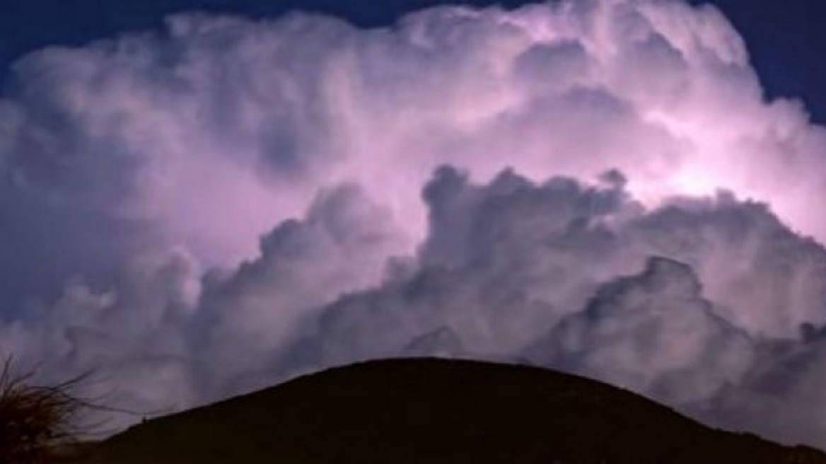 To απίθανο φαινόμενο που έκανε μωβ τον ουρανό της Σάμου 