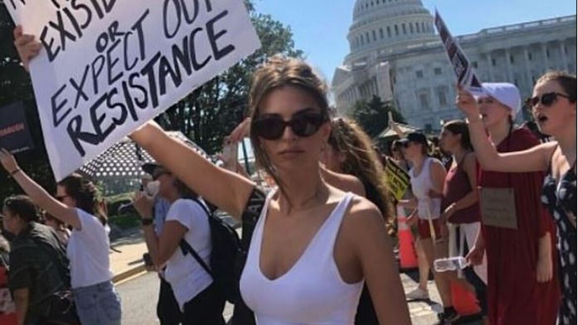 Έμιλι Ραταϊκόφσκι: Πολιτικό μήνυμα ότι δεν φόρεσα σουτιέν στη διαδήλωση κατά του Κάβανο