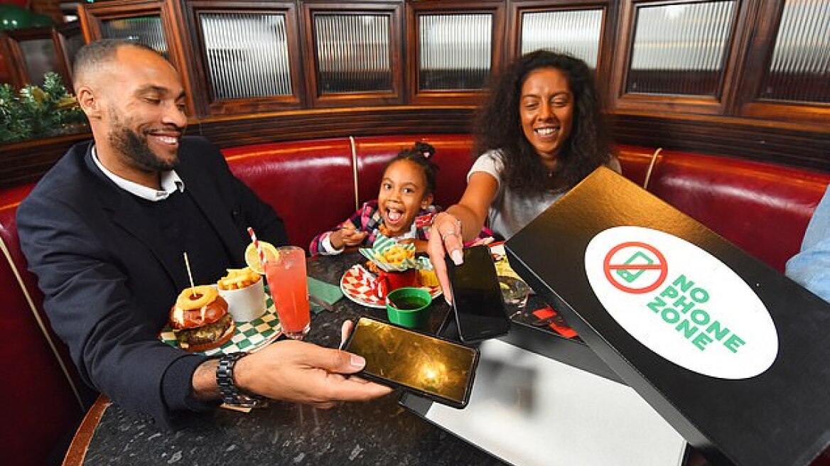 Βρετανία: Αλυσίδα εστιατορίων απαγορεύει τα κινητά στους πελάτες 