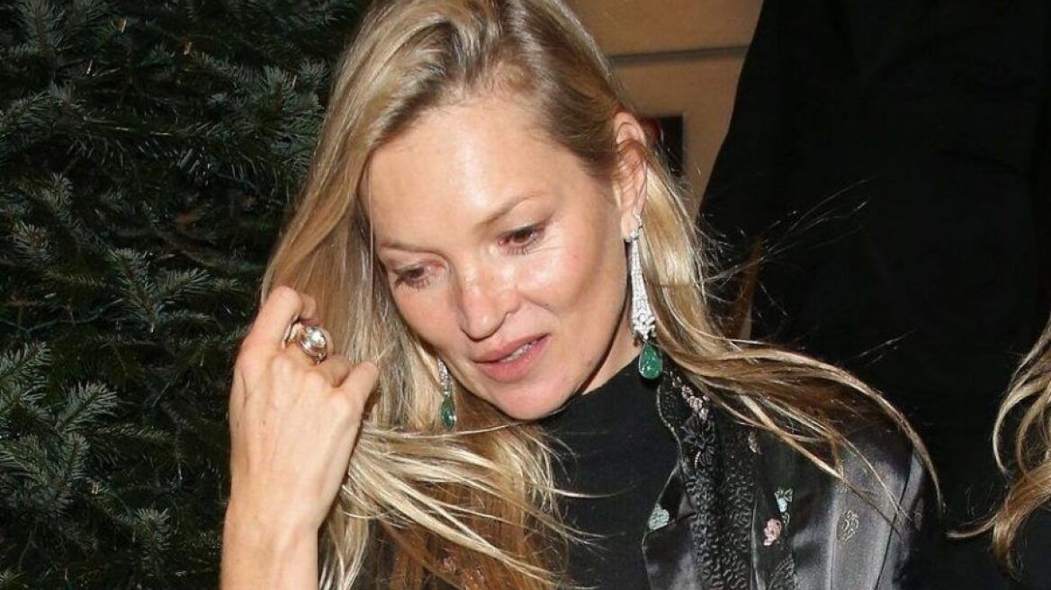 H Κέιτ Μος μόλις έκανε ένα μαύρο πανωφόρι λιγότερο βαρετό 