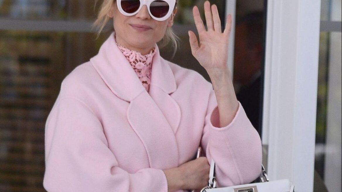 Η Νταϊάν Κρούγκερ δείχνει πως φοριέται το μίνι φόρεμα το χειμώνα 