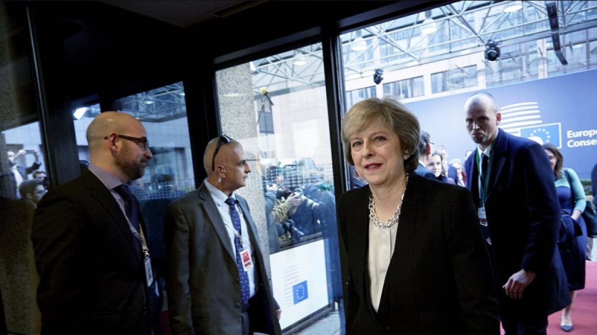 Μέι: Διαψεύδει τις φήμες περί παραίτησης - «Θα εξακολουθήσω να είμαι πρωθυπουργός σε δύο εβδομάδες»